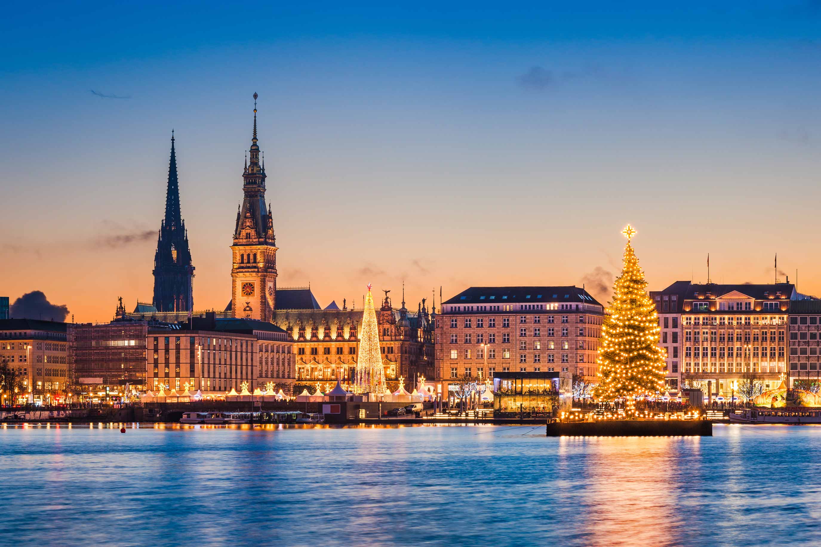 De Speicherstadt in Hamburg met gracht, bakstenen pakhuizen en het Wasserschloss in de avond